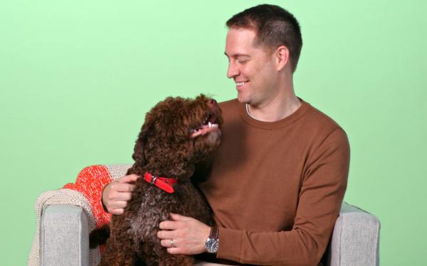 Homme assis avec son en-tête de chien