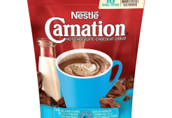 Poudre de chocolat chaud CARNATION, légère avec 60% de calories en moins dans un sac refermable. 225 grammes donnent 18 tasses.